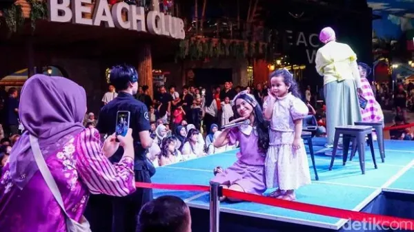 Sejumlah pengunjung memadati area panggung saat acara meet & greet film Jumbo di Trans Studio Cibubur, Sabtu (28/3/2026). Kegiatan bertema 