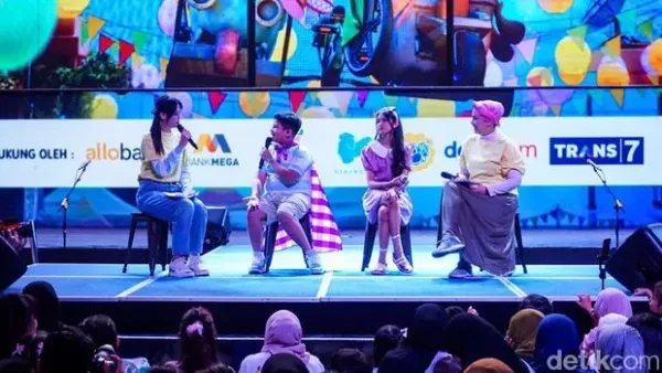 Sejumlah pengunjung memadati area panggung saat acara meet & greet film Jumbo di Trans Studio Cibubur, Sabtu (28/3/2026). Kegiatan bertema 