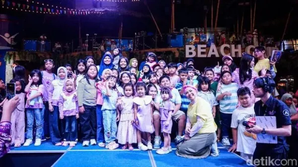 Sejumlah pengunjung memadati area panggung saat acara meet & greet film Jumbo di Trans Studio Cibubur, Sabtu (28/3/2026). Kegiatan bertema 
