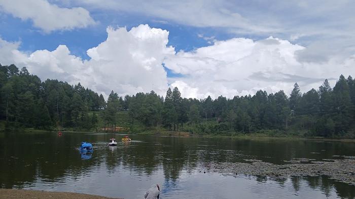 Para wisatawan tampak memadati destinasi wisata Kolam Blangtasik menjelang berakhirnya masa liburan Lebaran, Sabtu (28/3/2026).