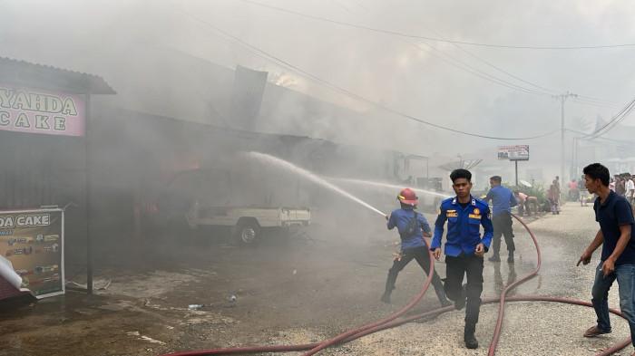KEBAKARAN RUKO- Kebakaran hebat menghanguskan lima petak rumah toko (ruko) beserta tiga kendaraan di Jorong Simpang Tiga Kenanga, Nagari Sungai Antuan, Kecamatan Mungka, Kabupaten Limapuluh Kota, Sabtu (28/3/2026) sore.