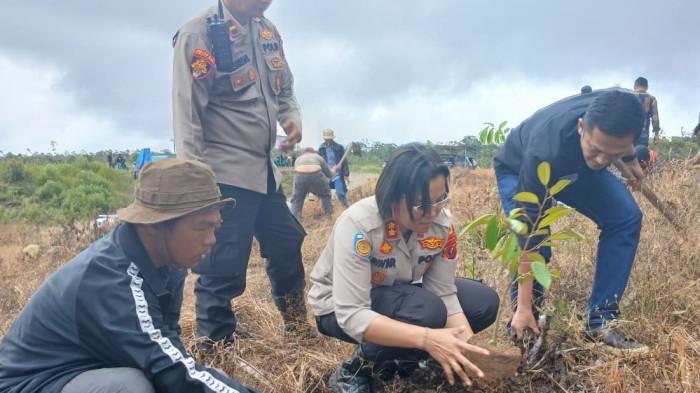 Kapolres Samosir AKBP Rina Sry Nirwana Tarigan menanam pohon dalam kegiatan penghijauan di Partukko Naginjang, Samosir, Sabtu (28/3/2026). Aksi ini menjadi bagian dari ikhtiar menjaga kelestarian Danau Toba.