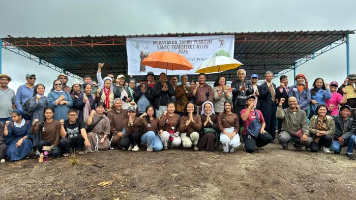 Kapolres Samosir AKBP Rina Sry Nirwana Tarigan berfoto bersama unsur pemerintah, tokoh agama, dan masyarakat usai kegiatan penanaman pohon di perbukitan Partukko Naginjang, Kecamatan Harian, Samosir, Sabtu (28/3/2026). Sebanyak 620 pohon ditanam untuk mendukung pemulihan kawasan Danau Toba.