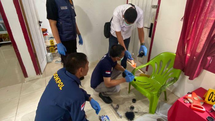 OLAH TKP -- Petugas kepolisian melakukan olah tempat kejadian perkara (TKP) di rumah kontrakan korban di Perumahan Bukit Berlian, Muaradua, OKU Selatan, Rabu (25/3/2026). Korban, seorang staf Bawaslu, ditemukan meninggal dunia dengan luka di bagian leher dan kasusnya kini dalam penyelidikan.