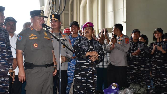 LEPAS PEMUDIK BALIK — Gubernur Babel, Hidayat Arsani dan Danlanal Babel, Kolonel Marinir Yulindo bersama forkopimda saat melepas pemudik arus balik dari Pelabuhan Tanjung Gudang Belinyu ke Jakarta menumpangi KRI Semarang-594, Sabtu (28/3/2026).