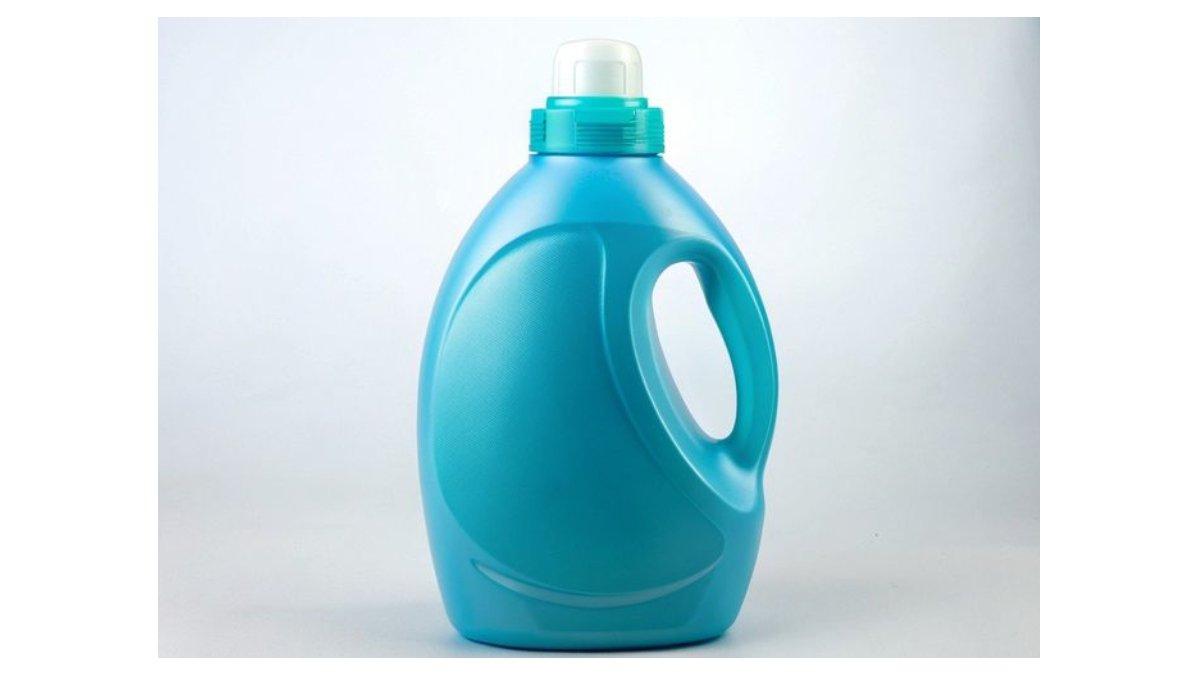 Ilustrasi tips hilangkan noda opor di baju dengan gunakan pemutih pakaian