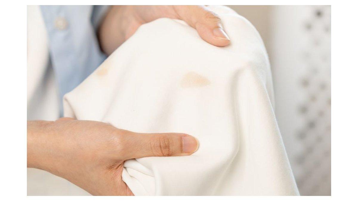 Ilustrasi tips hilangkan noda opor di baju dengan segera bilas noda
