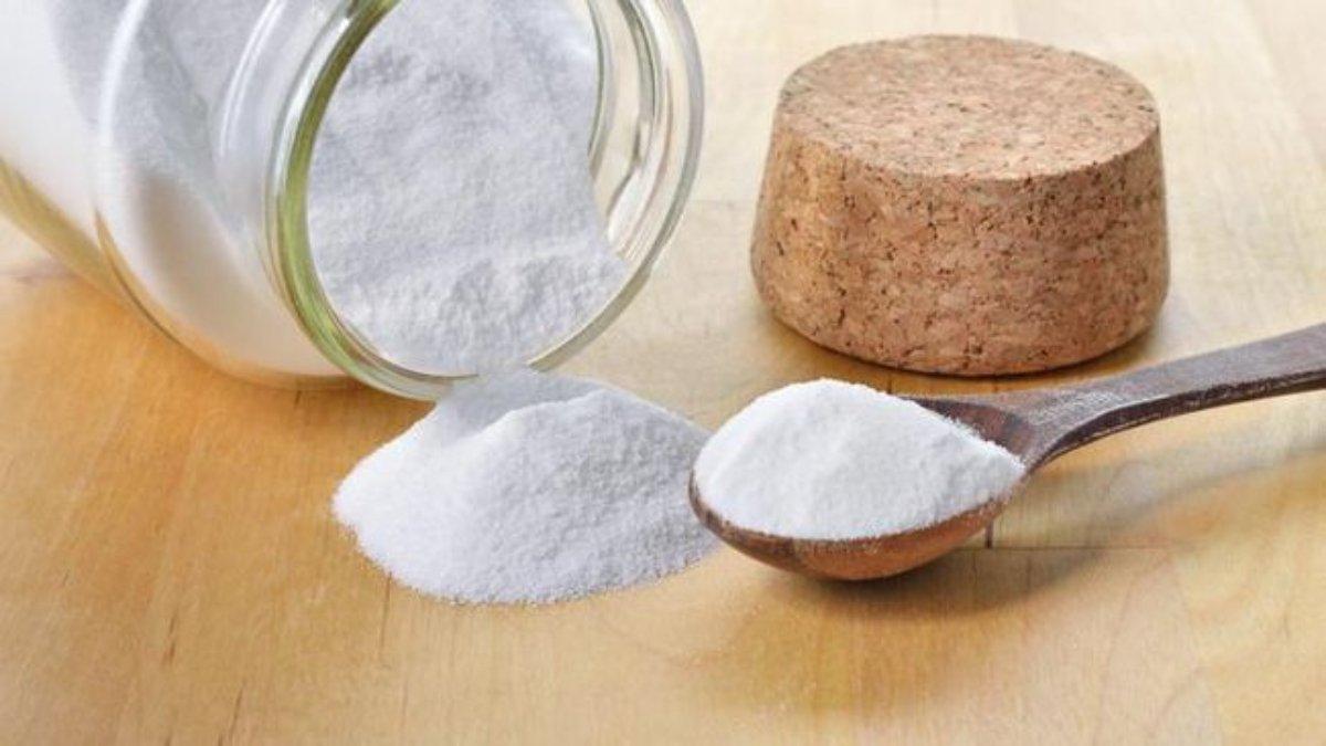 Ilustrasi tips hilangkan noda opor di baju dengan gunakan baking soda