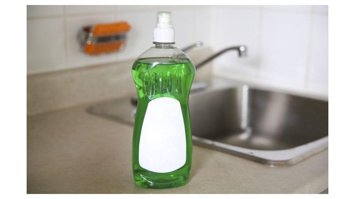 Ilustrasi tips hilangkan noda opor di baju dengan sabun cuci piring