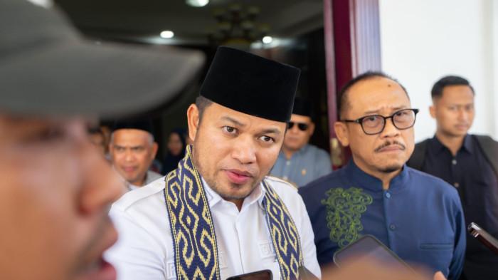 KUNJUNGAN KERJA - Guberrnur Kalimantan Timur Rudy mas'ud bersama Gubernur Sulawesi barat Suhardi Duka saat memberi keterangan pers di Rumah Jabatan Gubernur Subar, Sabtu (28/3/2026).
