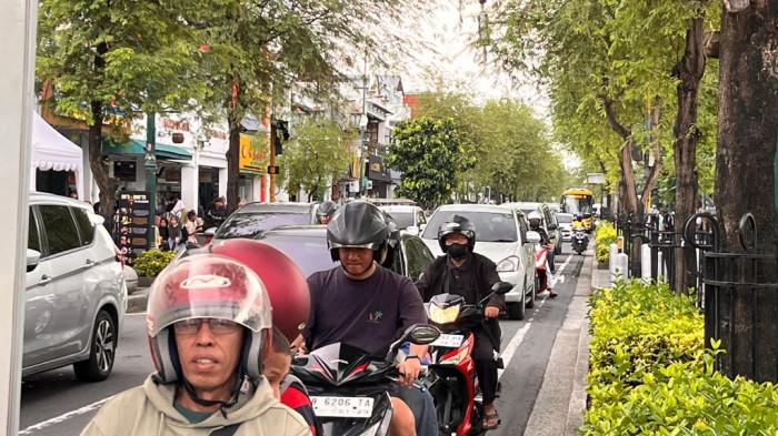 PADAT : Jalan Malioboro kembali dipadati oleh kendaraan wisatawan yang menghabiskan libur Lebaran 2026, Sabtu (28/3/2026).