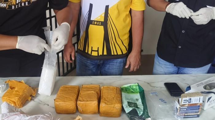 PAKET SABU – Empat paket sabu yang ditemukan Satres Narkoba Polres Belitung bersama Bea Cukai Tanjungpandan pada Sabtu (28/3/2026).
