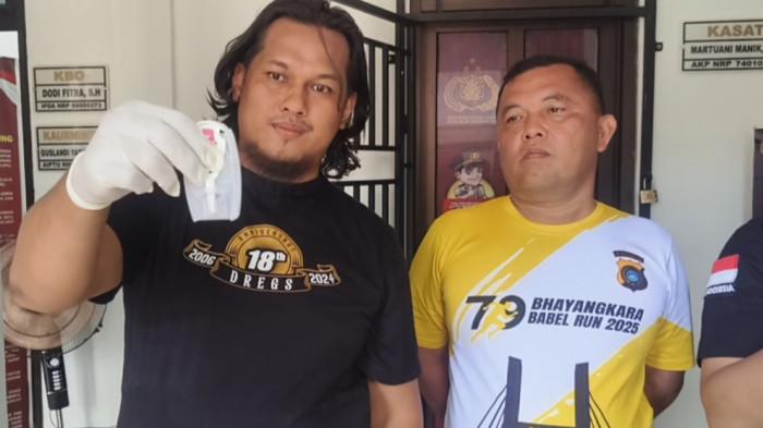 UJI BARANG BUKTI – Kasatres Narkoba Polres Belitung, AKP Martuani Manik menyaksikan proses pengujian barang bukti sabu yang ditemukan di Pulau Ulat Bulu pada Sabtu (28/3/2026).