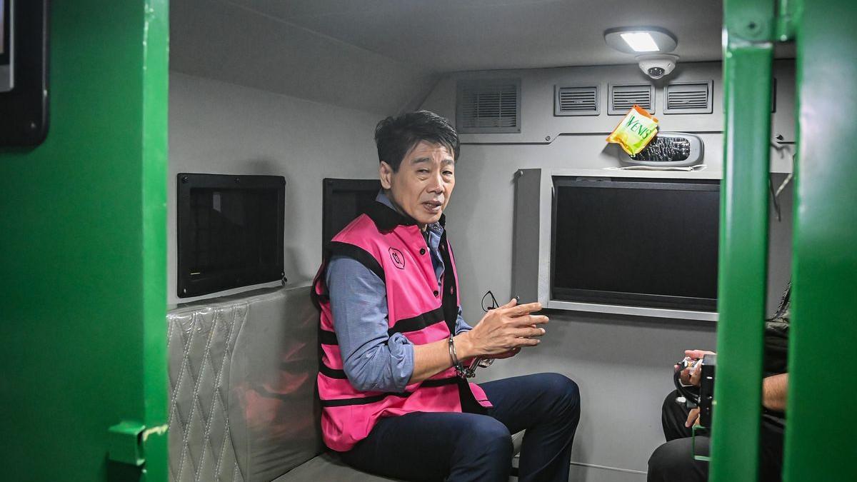 TAMBANG ILEGAL - Pemilik PT Asmin Koalindo Tuhup (AKT), Samin Tan duduk di dalam mobil tahanan usai menjalani pemeriksaan di Kejaksaan Agung, Jakarta, Sabtu (28/3/2026). Kejaksaan Agung menetapkan pemilik PT Asmin Koalindo Tuhup (AKT), Samin Tan sebagai tersangka kasus dugaan tindak pidana korupsi penyimpangan dalam pengelolaan pertambangan batu bara di Kabupaten Murung Raya, Kalimantan Tengah karena tetap melakukan penambangan dan penjualan hasil tambang meskipun izin telah dicabut sejak 2017.