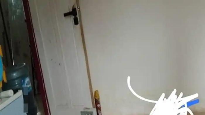 WANITA DITEMUKAN TEWAS -- Seorang wanita ditemukan meninggal dunia di rumah kontrakannya di Perumahan Walet, Muaradua, OKU Selatan, Rabu (25/3/2026). Ia ditemukan dalam kondisi mengenaskan dan bersimbah darah.