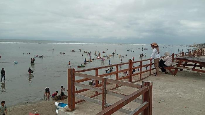 Situasi di Pantai Sayang Heulang, Kabupaten Garut, Jawa Barat, Minggu (31/12/2023). Wisatawan tidak terpengaruh dengan gempa bumi yang terjadi di Pangandaran.