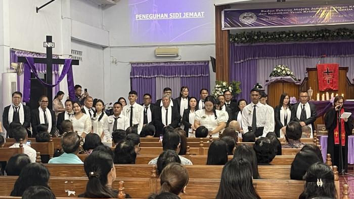 Sebanyak 17 orang di jemaat GMIM Yobel Bitung, diteguhkan sebagai sidi jemaat