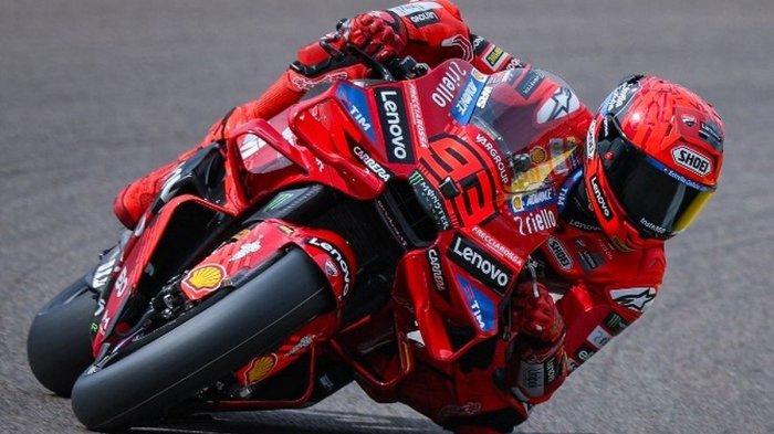 MARC MARQUEZ BERAKSI - Pebalap MotoGP dari Ducati Lenovo Team, Marc Marquez saat beraksi dalam sesi Practice 2 MotoGP Jerman di sirkuit Sachsenring, di Hohenstein-Ernstthal dekat Chemnitz, Jerman timur pada 11 Juli 2025.