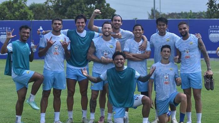 FOTO BERSAMA - PERSIB menggelar sesi latihan setelah menjalani libur Hari Raya Idulfitri 1447 H di Lapangan Pendamping Gelora Bandung Lautan Api (GBLA), Kamis, 26 Maret 2026.