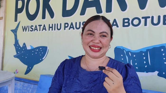 Wisatawan asal Manado, Senny, saat berkunjung ke Hiu Paus