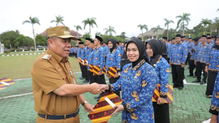 Gubernur Babel secara resmi menyerahkan SK PPPK Paruh Waktu, kepada 2.869 pegawai di Lingkungan Pemprov Babel Tahun 2025 di Halaman Kantor Gubernur Babel, Air Itam Pangkalpinang, Senin (15/12/2025).
