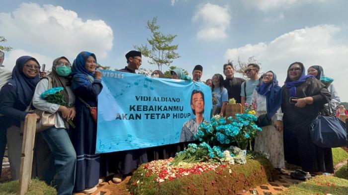 ULANG TAHUN VIDI ALDIANO - Keluarga Vidi Aldiano bersama penggemar putranya 'Vidies', menggelar acara ziarah bersama ke TPU Tanah Kusir, Jakarta Selatan, Minggu (29/3/2026) saat ulang tahun Vidi. (Ari)
