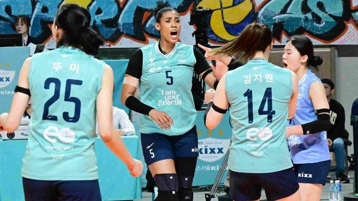 Opposite asal Kuba, Gyselle Silva melakukan selebrasi bersama rekan setimnya, GS Caltex saat melawan Ai Peppers di Jangchung Arena, Rabu (5/2/2025).
