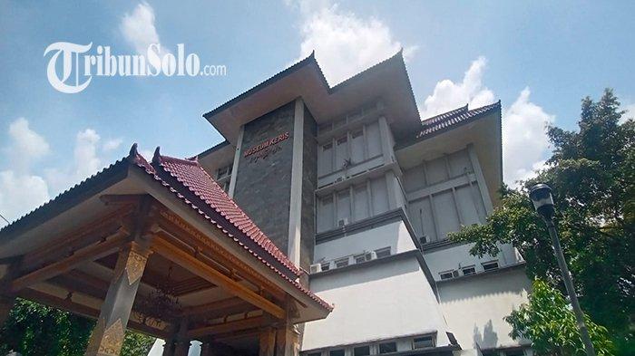 Gedung Museum Keris Nusantara yang megah di Jalan Bhayangkara No.2, Sriwedari, Kecamatamn Laweyan, Kota Solo. Di dalamnya banyak aneka keris yang memiliki sejarah tersendiri.