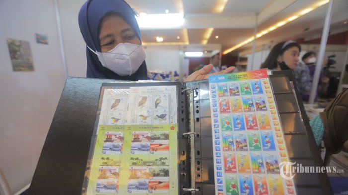 FILATELI - Peserta menunjukkan koleksi perangko pada Pameran Filateli Tingkat Dunia (World Stamp Championship - Indonesia 2022) di JIExpo Kemayoran, Jakarta, Kamis (4/8/2022).