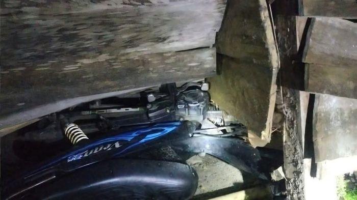 BANJIR -- Barang yang terseret saat banjir bandang disertai longsor menerjang Desa Simpang Sender Utara, OKU Selatan, Sabtu (28/3/2026) malam. Akses jalan yang terputus membuat penanganan darurat masih mengandalkan gotong royong warga sambil menunggu tim BPBD tiba di lokasi.