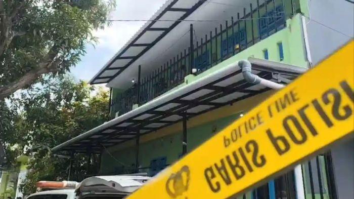 WANITA DIBUNUH - Warga di Jalan Dukuh Semar, Gang Masjid, Kelurahan Kecapi, Kecamatan Harjamukti, Cirebon, Jawa Barat digegerkan dengan penemuan mayat perempuan di sebuah rumah kos, pada Senin (16/3/2026) siang