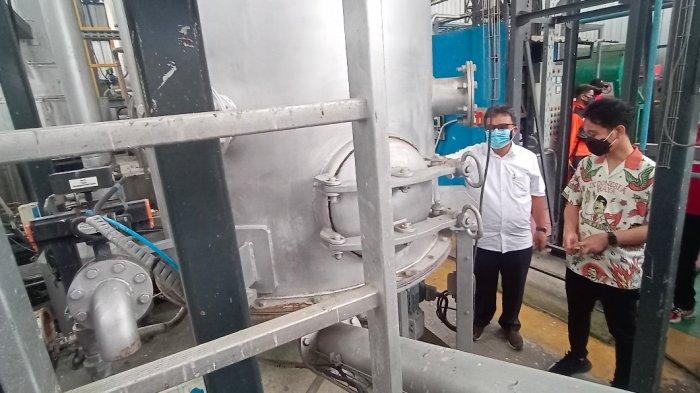 TINJAU. Gibra ketika menjabat Wali Kota Solo meninjau pembangunan PLTSa Putri Cempo, Kelurahan Mojosongo, Kecamatan Jebres, Kota Solo beberapa waktu lalu. Kini proyek PLTSa terancam tutup.