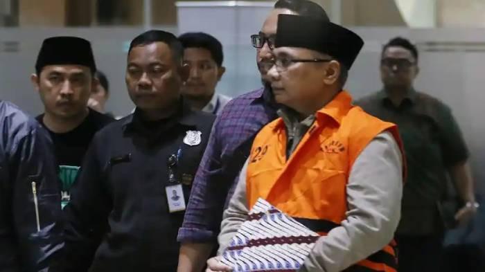 TAHANAN RUMAH - Mantan menteri agama Yaqut Cholil Qoumas mengenakan rompi oranye usai menjalani pemeriksaan di Gedung KPK, Jakarta Selatan, Kamis (12/3/2026). Keluarga Minta Gus Yaqut Jadi Tahanan Rumah, Bolehkah Secara Hukum?