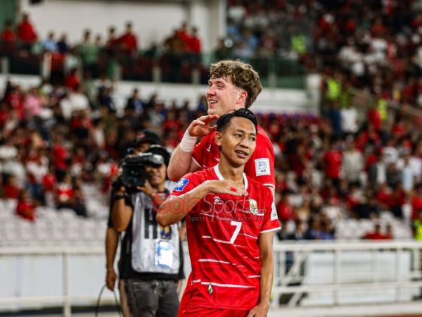 Ole Romeny (kiri) ikut selebrasi dengan Bekham Putra Nugraha (kanan) yang mencetak gol dalam laga FIFA Series 2026 antara Timnas Indonesia versus Timnas Saint Kitts and Nevis di Stadion Utama Gelora Bung Karno, Senayan, Jakarta, Jumat (27/3/2026) malam.