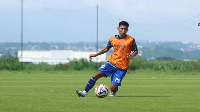 SIAP UNJUK GIGI - Aksi Thaufan Hidayat menggiring bola dalam latihan PSIS Semarang di Lapangan POJ City Semarang Jumat 27 Maret 2026. Latihan ini juga jadi bagian persiapan menatap laga kontra Persipal Palu - Tribun Jateng/ F Ariel Setiaputra