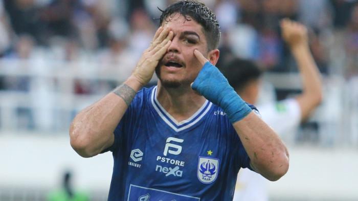 SELAMATKAN PSIS- Striker PSIS Semarang Rafinha saat merayakan golnya ke bawang Persela Lamongan dalam laga lanjutan Pegadaian Championship 2025/2026 Grup Timur Pekan ke-19 dengan gestur menutup satu matanya di Stadion Jatidiri Semarang, Minggu (15/2/2026) sore. Gol telat Rafinha di penghujung laga menyelamatkan muka PSIS yang tampil di depan publik sendiri dengan skor akhir 1-1. (TRIBUNJATENG/ F ARIEL SETIAPUTRA)