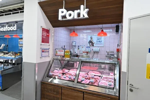 Supermarket Olah Daging Ayam Halal di Area Daging Babi
