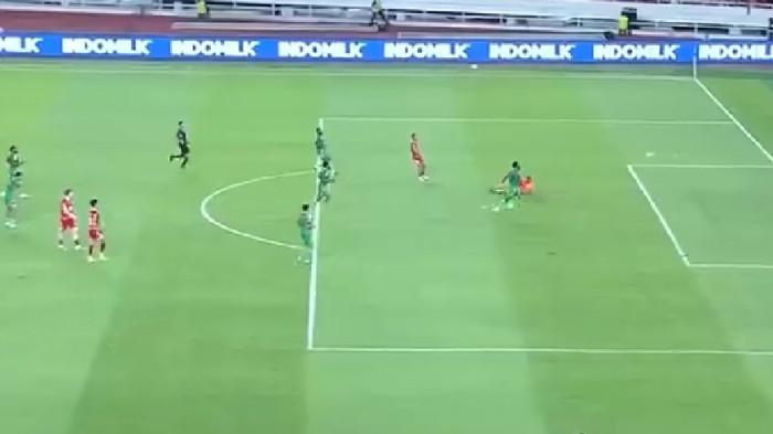 GOL KEDUA - Aksi Beckham Putra saat menaklukkan kiper Saint Kitts & Nevis, Julani Archibald di laga FIFA Series di Stadion Utama Gelora Bung Karno, Jumat 27 Maret 2026.