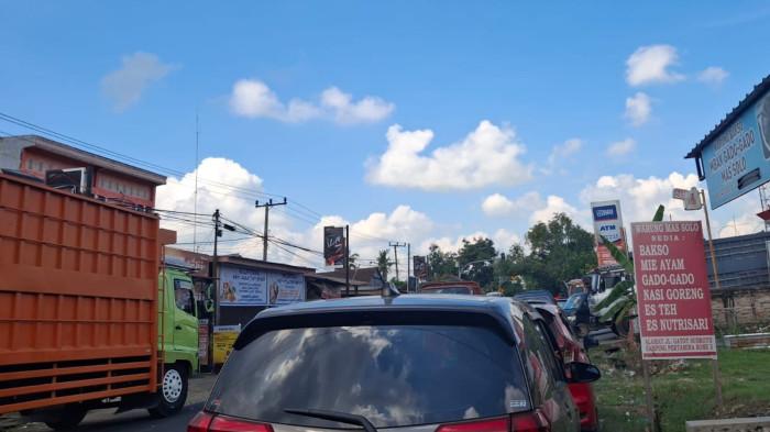 BBM LANGKA - Antrean BBM di SPBU Jl Gatot Subroto, Watampone, Bone, Minggu (29/3/2026). BBM sulit didapat, warga Bone rela antre hingga 5 jam di SPBU