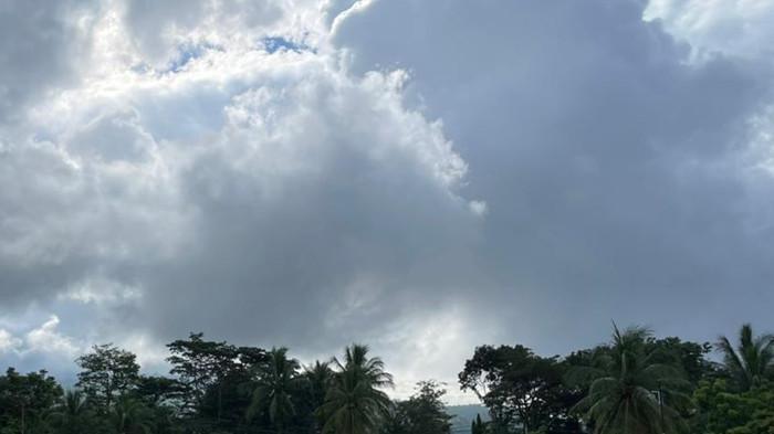 CUACA - Awan di Minahasa Utara, Sulut. Peringatan dini cuaca ekstrem besok Senin 30 Maret 2026. Ada wilayah waspada potensi hujan sangat lebat.