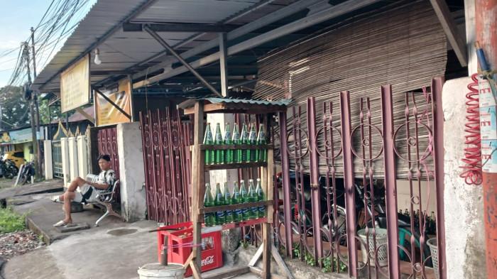 BBM ECERAN - BBM eceran yang dijual di Jalan 14 Februari, Teling Atas