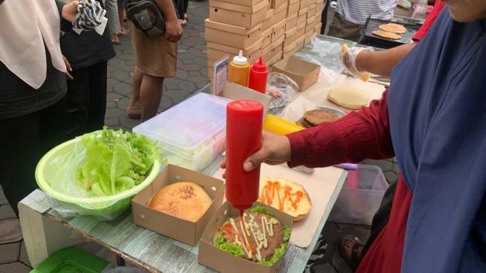 JAJANAN CFD SOLO - Burger Gentong Jumbo Ramai Diburu di CFD Solo