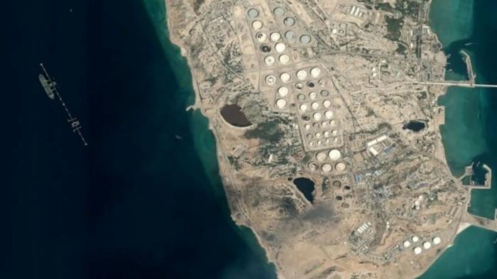 PENUH RANJAU - Gambar tangkap layar citra fasilitas pengolahan minyak Iran di Pulau Kharg. Iran memperkuat pulau ini, memenuhinya dengan ranjau sebagai antisipasi niat Amerika Serikat menguasai pulau yang menjadi sentra energi Iran tersebut.