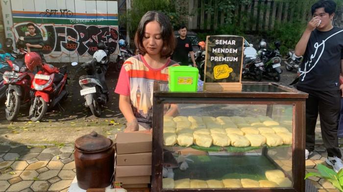 KULINER CFD SOLO - Foto diambil di Car Free Day Surakarta di Jalan Slamet Riyadi pada Minggu (29/3/2026) yang menunjukkan salah satu penjaga stan kuliner jadul Semar Mendem, Putri Phella (29).