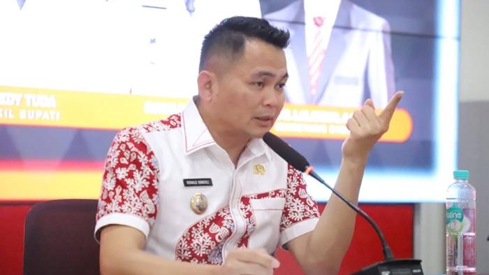 PEJABAT - Bupati Mitra Ronald Kandoli.