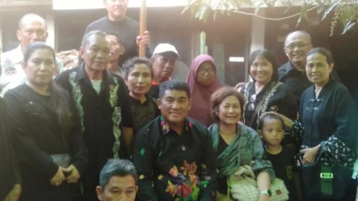 KELUARGA - Gubernur Sulut Yulius Selvanus Komaling saat menemui keluarganya dari rumpun keluarga besar asal Tondok Lepongan Bulan Tana Matari' Allo di Makassar, Sulawesi Selatan, Kamis (26/3/2026). YSK hadir di Makassar memenuhi undangan sebagai pembicara pada Pertemuan Saudagar Bugis Makassar (PSBM) XXVI.