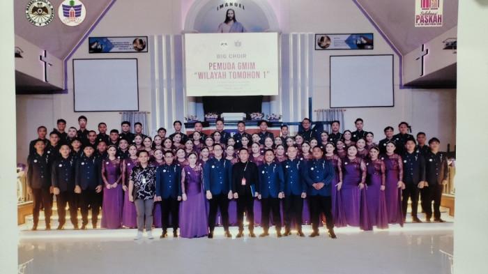 PADUAN SUARA - Pemuda Wilayah Tomohon Satu berhasil meraih peringkat tiga dalam lomba paduan suara menyambut 100 Tahun Pemuda GMIM kategori big choir.
