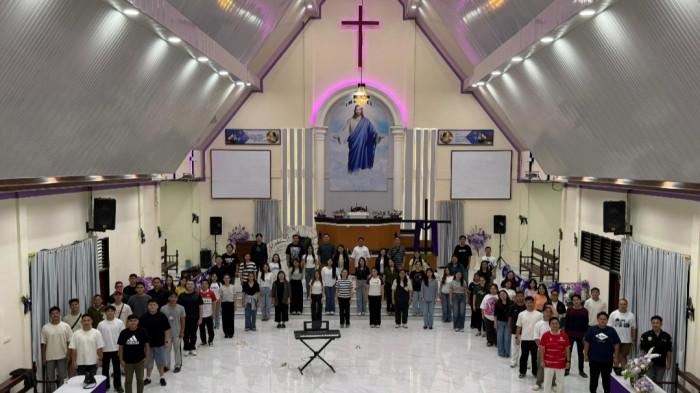 PADUAN SUARA - Pemuda Wilayah Tomohon Satu berhasil meraih peringkat tiga dalam lomba paduan suara menyambut 100 Tahun Pemuda GMIM kategori big choir.
