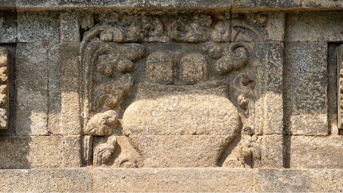 Relief yang terukir pada Candi Rimbi Jombang