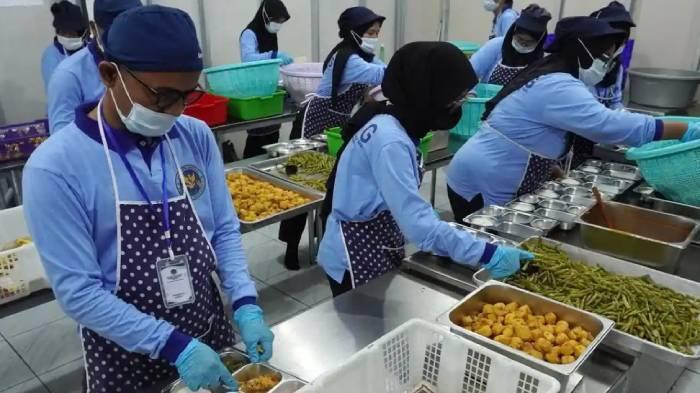 INSENTIF SPPG - Foto ilustrasi Petugas menyiapkan paket makanan bergizi yang akan didistribuskan ke salah satu sekolah pada program Makan Bergizi Gratis (MBG) di dapur SPPG Baleendah Rancamanyar, Jalan Bojongsayang, Desa Rancamanyar, Kecamatan Baleendah, Kabupaten Bandung, Jawa Barat, Senin (29/9/2025). Insentif Rp 6 juta jadi sorotan imbas kasus Hendrik Irawan joget di dapur MBG.